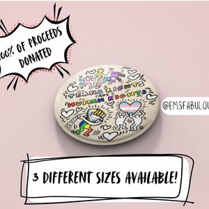 Puede incluir: Un botón blanco con un diseño de arcoíris y el texto "Trans Rights Are Human Rights" en negro. El botón está rodeado de corazones y otros diseños coloridos. El texto "@EMSFABULOUSART" está en la esquina inferior derecha. El texto "100% de las ganancias donadas" está en un bocadillo en la esquina superior izquierda. El texto "¡3 tamaños diferentes disponibles!" está en un bocadillo en el centro inferior.