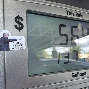K&ouml;nnte beinhalten: Eine Tankstellenanzeige zeigt einen Preis von 56,46 Dollar und 13,7 Gallonen an. Auf der Pumpe befindet sich ein Aufkleber eines Mannes, der mit dem Text "I DID THAT!" zeigt.