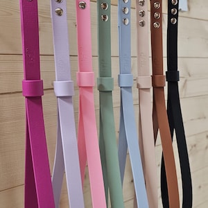 Puede incluir: Una taza de cerámica blanca con asa negra y el texto "But First, Coffee" en negrita negra. La taza está sobre un fondo borroso. La taza mide aproximadamente 10 cm de altura.