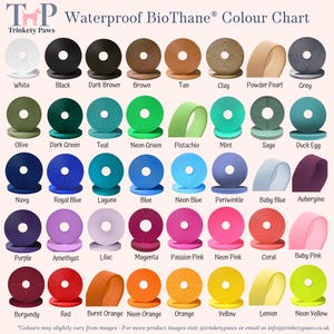 K&ouml;nnte beinhalten: Eine Waterproof BioThane Farbkarte von Trinkety Paws mit achtundvierzig kreisf&ouml;rmigen Gurtbandmustern in verschiedenen Farbt&ouml;nen wie Wei&szlig;, Schwarz, Braun, Gr&uuml;n, Blau, Lila, Pink, Rot, Orange und Gelb, jeweils mit einer Beschriftung.