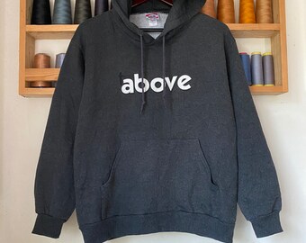 Sudadera con capucha Rare Things Above, talla pequeña, logo grande