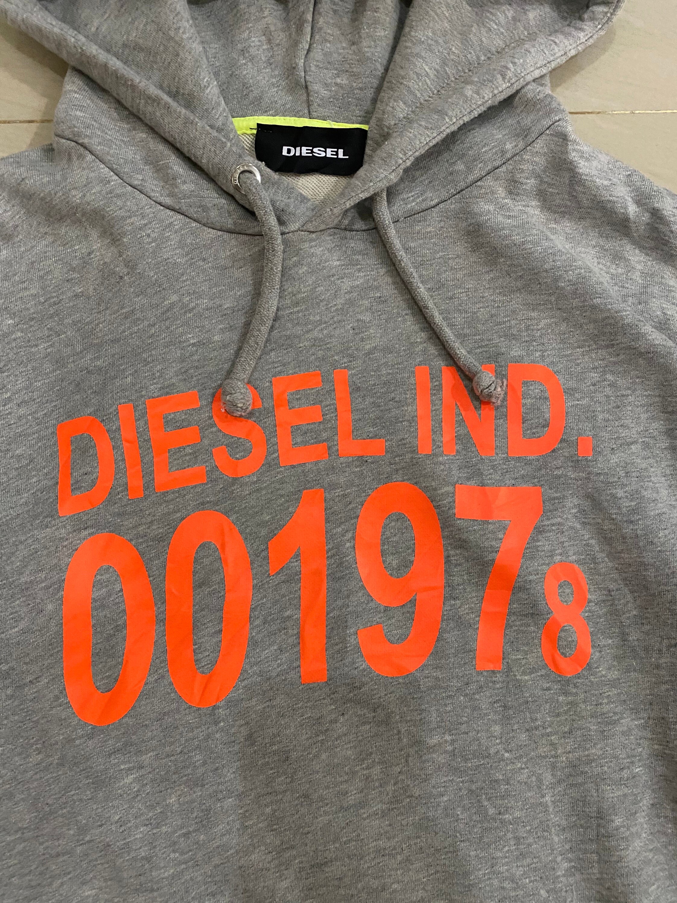 On HOODIE グレー　サイズL 中古 Grey Zip Track Hoodie – Racer Worldwide