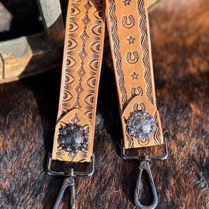 Cowgirl Schlüsselanhänger: Western Style Hand punziert Leder und Concho Schlüsselanhänger Armband Armband mit Karabinerverschluss