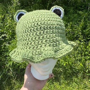 Gorro de pescador con forma de rana de crochet