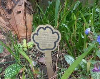 Personalised Pet Memorial Plaque: Engraved Paw Print Garden Stake