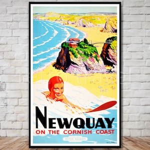 Può includere: Poster vintage di viaggio che pubblicizza Newquay sulla costa della Cornovaglia. Il poster presenta una donna che nuota nell'oceano con un berretto da bagno rosso, una spiaggia con persone e una scogliera rocciosa con un ponte. Il testo sul poster recita "Newquay on the Cornish Coast, British Railways."