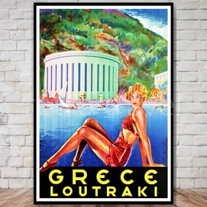 Może przedstawiać: Winietkowy plakat turystyczny reklamujący Loutraki w Grecji. Plakat przedstawia kobietę w czerwonym stroju kąpielowym siedzącą przy basenie z dużym budynkiem w tle. Tekst na plakacie brzmi "GREECE LOUTRAKI".