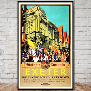 Op de afbeelding: Vintage reisposter dat Exeter, Engeland, promoot als een historische en romantische bestemming. De poster toont een kleurrijke illustratie van een stoet mensen in historische kleding, met een gebouw op de achtergrond. De tekst luidt "Historic Romantic Exeter, The Centre for Tours in Devon. Brochure and other information from the Secretary. Official Publicity and Information Bureau, 18. Queen Street. Exeter."