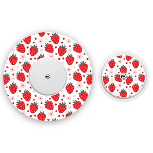 Peut inclure: Deux couvercles ronds blancs pour appareil médical avec un motif de fraises rouges et blanches. Le plus grand couvercle a un trou au centre.