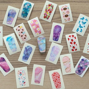 Puede incluir: Una colección de 18 pegatinas coloridas y estampadas diseñadas para un dispositivo médico. Las pegatinas presentan varios diseños, incluyendo mariposas, flores, patrones de mármol y formas geométricas.