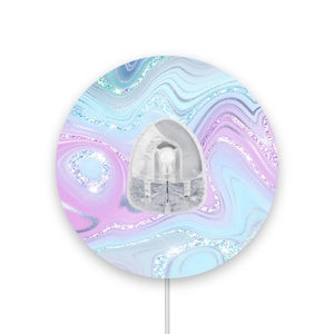 Może przedstawiać: Okrągła, biała podkładka pod mysz z wirującym niebieskim, różowym i srebrnym wzorem marmuru. Podkładka pod mysz ma wycięcie w środku na mysz.