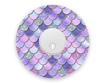 Parche para diabetes Freestyle Libre 3 con diseño de escamas de sirena moradas, cinta médica y adhesivo para monitor continuo de glucosa (MCG).