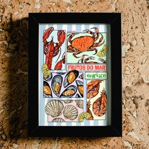May include: A framed print with illustrations of seafood: lobster, crab, mussels, shrimp, scallops, and lemon slices. The print also includes the text "FRUTOS DO MAR" and "MARISCO". The artwork is set against a striped background.