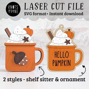 Op de afbeelding: Oranje lasergesneden bestand met twee koffiekopjesontwerpen. Eén kopje heeft een eikel, de andere zegt "Hello Pumpkin". Beide hebben slagroom, een pompoen en een kaneelstokje. Het bestand is in SVG-formaat en is een direct download.