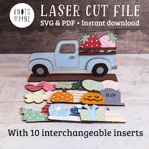 Può includere: Un camioncino di legno blu chiaro con una cassone pieno di fragole rosse e bianche. Il camioncino è su una base di legno con 10 inserti intercambiabili, tra cui una zucca, un fantasma, un fiore, un albero e una lapide. Il testo "KNOTS OF PINE" e "LASER CUT FILE" è visibile nell'immagine.  "SVG & PDF Download immediato" è anche visibile nell'immagine.