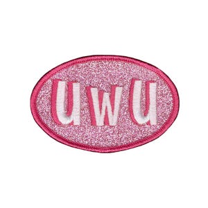 Könnte beinhalten: Rosa-farbener, ovaler Patch mit dem Wort "uwu" in weißen Glitzerbuchstaben.