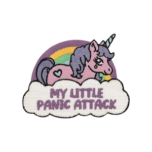 Può includere: Una toppa ricamata da stirare con un unicorno rosa, un arcobaleno e una nuvola che dice "My Little Panic Attack".