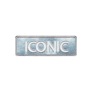 Op de afbeelding: Een zilveren en witte geborduurde patch met het woord "ICONIC" in witte letters.