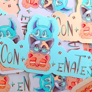 Puede incluir: Una colección de pegatinas con personajes de dibujos animados de gatos y osos apilados. Las pegatinas tienen un fondo azul claro con la palabra "CON + ENATE" impresa. Los personajes son de varios colores.