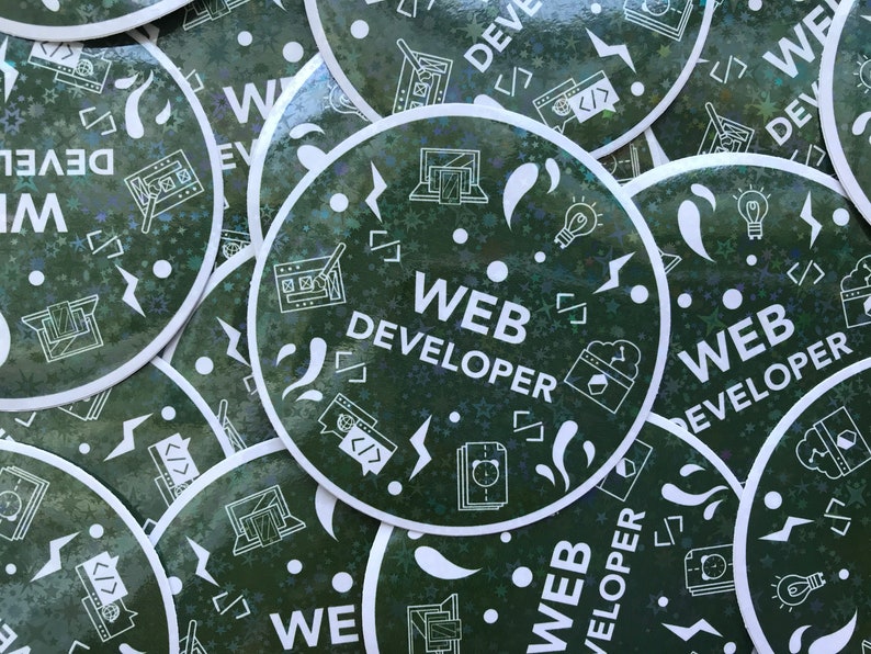 Pode incluir: Autocolantes circulares com fundo verde escuro e efeito hologr&aacute;fico. Os autocolantes apresentam ilustra&ccedil;&otilde;es brancas de ferramentas de desenvolvimento web e o texto "WEB DEVELOPER". O design inclui s&iacute;mbolos de c&oacute;digo, uma l&acirc;mpada e um laptop.