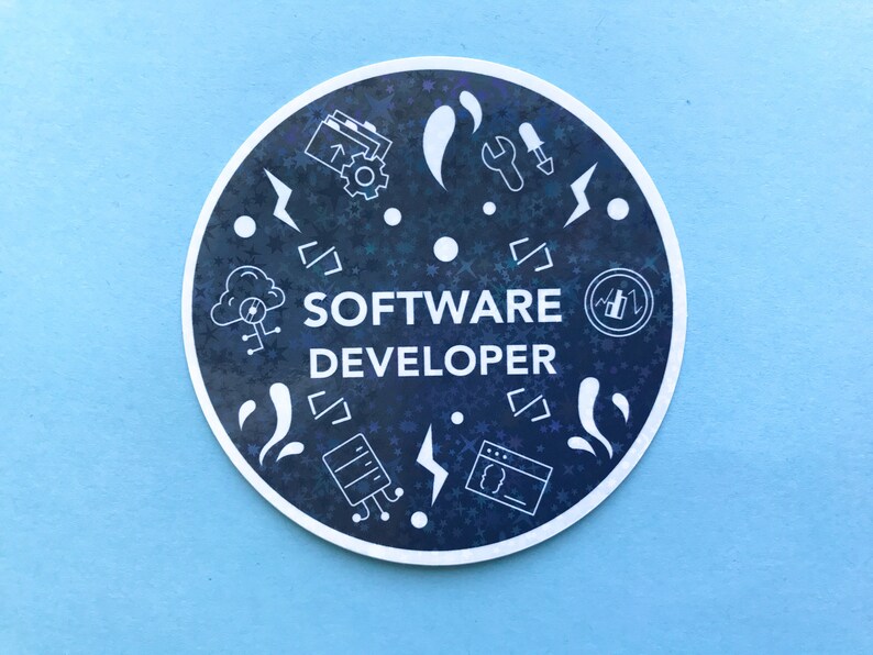 Może przedstawiać: Okrągła naklejka z ciemnoniebieskim tłem i białymi ilustracjami ikon związanych z komputerami. Tekst "SOFTWARE DEVELOPER" jest biały, ze stylizowaną czcionką. Naklejka ma białą obw&oacute;dkę i jest umieszczona na jasnoniebieskim tle.