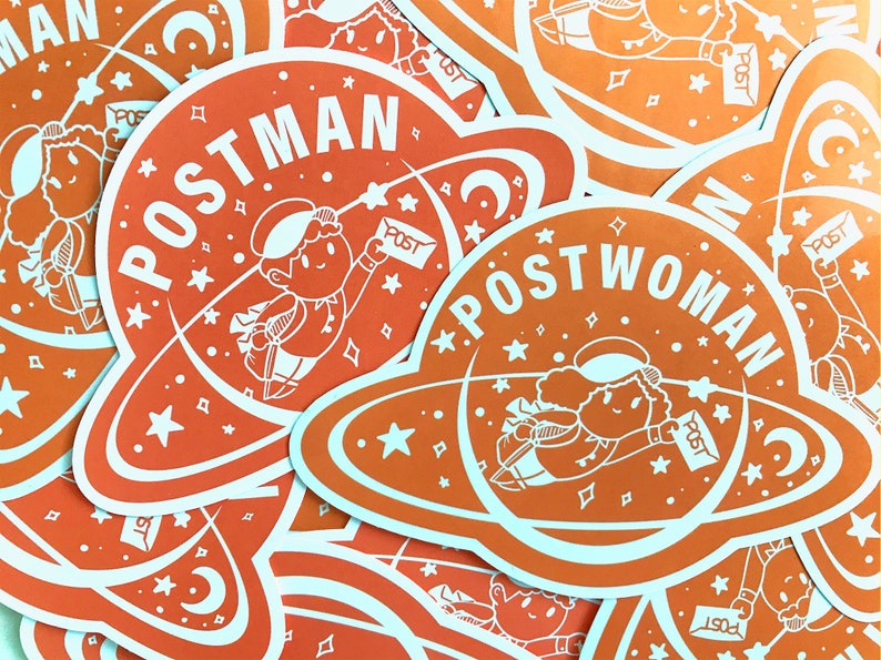 K&ouml;nnte beinhalten: Ein Satz orangefarbener und wei&szlig;er Aufkleber mit einer Comicfigur, die Post liefert. Die Aufkleber zeigen die W&ouml;rter "Postman" und "Postwoman" mit einem Halbmond und Sternen im Hintergrund.