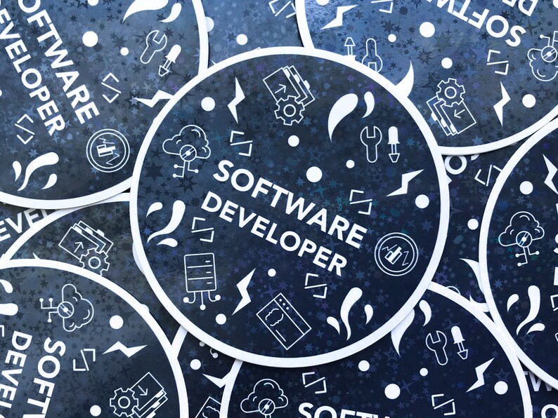 Może przedstawiać: Okrągłe naklejki z ciemnoniebieskim tłem oraz białym tekstem i grafiką. Naklejki zawierają napis "SOFTWARE DEVELOPER" i przedstawiają ikony kodu, chmur i narzędzi. Naklejki mają białą obw&oacute;dkę i efekt holograficzny.