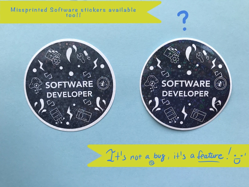 Może przedstawiać: Dwie okrągłe naklejki z ciemnym tłem i białą grafiką, w tym błyskawice, chmury i symbole kodu. Tekst "SOFTWARE DEVELOPER" znajduje się na środku. Naklejki są na jasnoniebieskiej powierzchni. Tekst brzmi "It's not a bug, it's a feature!"
