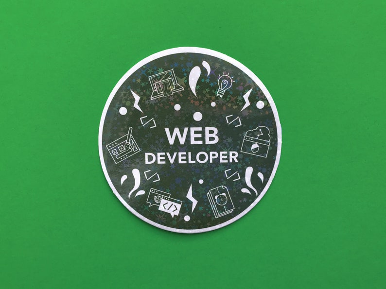 Pode incluir: Um autocolante redondo com fundo verde e design preto e prateado. O autocolante diz "WEB DEVELOPER" em texto branco. O design inclui &iacute;cones de laptop, l&acirc;mpada e s&iacute;mbolos de c&oacute;digo.
