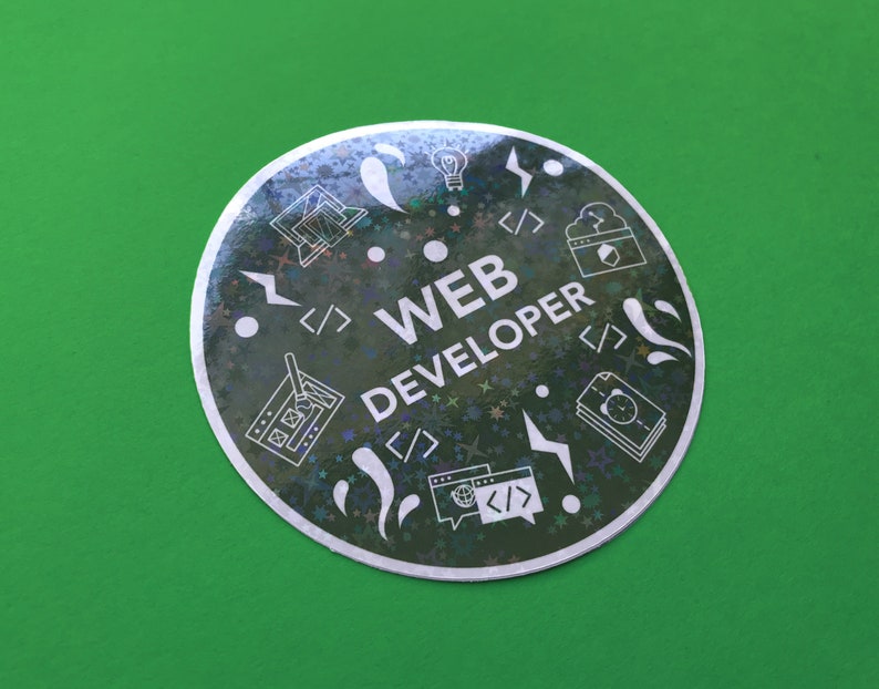 Pode incluir: Um autocolante redondo e hologr&aacute;fico com a inscri&ccedil;&atilde;o "WEB DEVELOPER" em branco. Apresenta &iacute;cones brancos relacionados com o desenvolvimento web, como uma l&acirc;mpada, par&ecirc;nteses de c&oacute;digo e um computador. O fundo &eacute; verde vibrante.