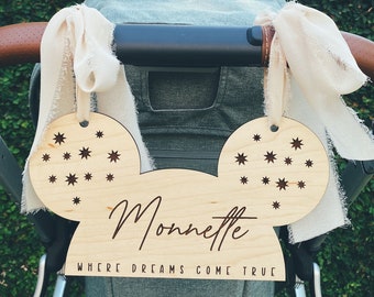 Etiqueta de cochecito de orejas de ratón inspirada en Disney, etiqueta de cochecito de madera personalizada WDW, letrero de cochecito para niños, sombrero de Mickey cochecito, decoración de orejas de Mickey