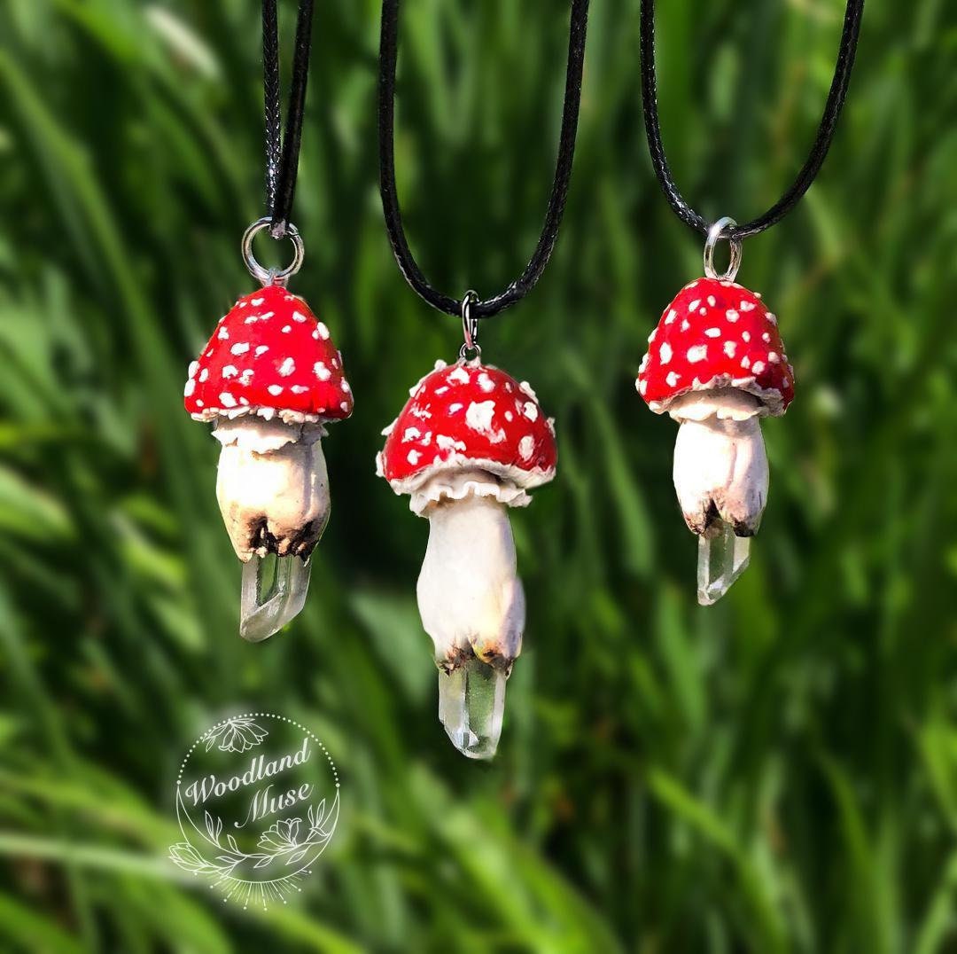 Collier charm's enfants nains en randonnée et champignon