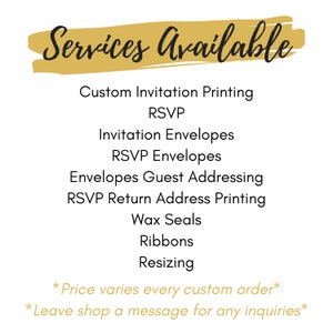 Puede incluir: Fondo blanco con el texto "Services Available" en fuente negra, con una pancarta dorada. Los servicios incluyen impresi&oacute;n de invitaciones personalizadas, RSVP, sobres, direcci&oacute;n de invitados, sellos de cera, cintas y cambio de tama&ntilde;o.