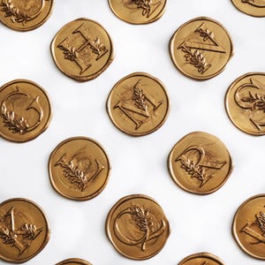 Pegatinas de sello de cera con iniciales y monograma dorado, pegatinas de sello de cera autoadhesivas para sobres, sellos de cera de una sola letra para invitaciones de boda personalizados