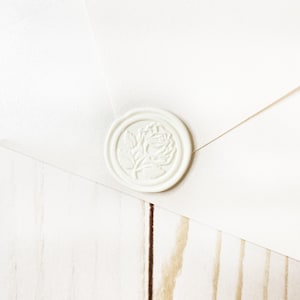 Etiqueta branca do selo da cera do casamento da rosa, selos autoadesivos da cera, selos florais do convite do casamento, selo da cera da casca e da vara, selo personalizado do envelope