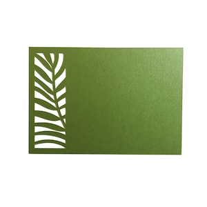 Puede incluir: Una tarjeta rectangular verde oliva con un dise&ntilde;o de hojas recortadas en el lado izquierdo. El patr&oacute;n de hojas es una serie de l&iacute;neas curvas, creando un espacio negativo. La tarjeta tiene un acabado liso y mate.