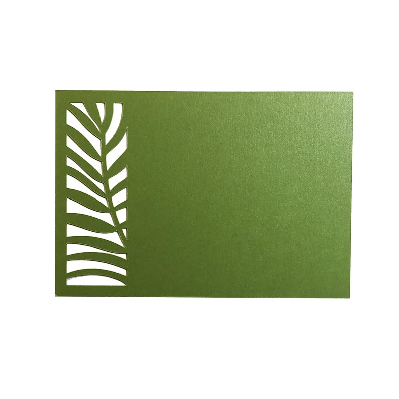 Puede incluir: Una tarjeta rectangular verde oliva con un dise&ntilde;o de hojas recortadas en el lado izquierdo. El patr&oacute;n de hojas es una serie de l&iacute;neas curvas, creando un espacio negativo. La tarjeta tiene un acabado liso y mate.
