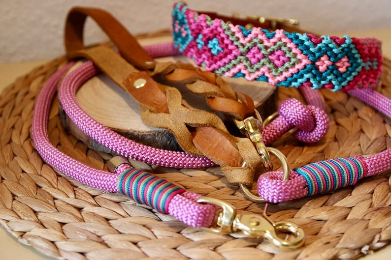 Peut inclure: Trois laisses pour chien en rose, marron et bleu avec des d&eacute;tails tiss&eacute;s color&eacute;s. Les laisses sont en corde et en cuir et ont des fermoirs en m&eacute;tal dor&eacute;.