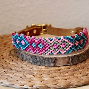 Peut inclure: Un collier pour chien tiss&eacute; color&eacute; avec un motif g&eacute;om&eacute;trique dans des tons de rose, bleu et vert. Le collier est en cuir et poss&egrave;de une boucle en m&eacute;tal dor&eacute;.