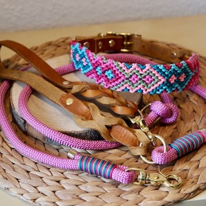 Peut inclure: Un collier de chien tress&eacute; rose et bleu avec un collier en cuir marron et une laisse en corde rose avec un fermoir en m&eacute;tal dor&eacute;.