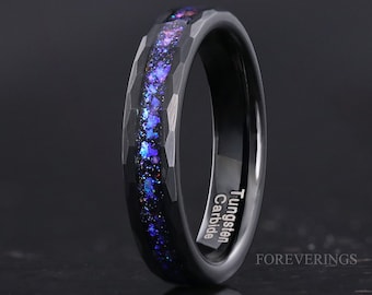 Ring Orionnevel gehamerd, 4 mm trouwring, zwarte wolfraamband, ring man vrouw ruimte, platte borstelring, ring blauwe nevel, gravure