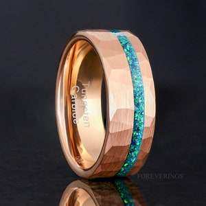 Herrenring Rosegold Smaragd Opal Band, grün und Roségold, 8 mm Feueropal Wolframring, Hammerschlag, Herrenring, gebürstet, flach gebürstet, Offset, Gravur