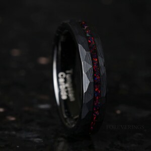 Alliance en tungstène, anneau d&#39;opale de feu noire écrasée, bague en tungstène noir de 4 mm, bague homme/femme, martelé, plat, brossé mat, coupe confortable