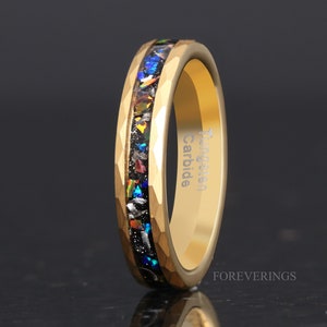 Alianza de boda con ópalo de galaxia de meteorito, anillo de tungsteno dorado, martillado, plano, cepillado mate, anillo para mujer y hombre, anillo de meteorito auténtico, anillo único