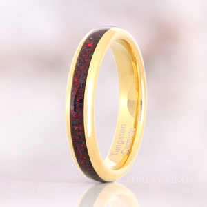 Bague opale de feu noire écrasée et tungstène doré, alliance femme homme 4 mm, bague opale noire, dôme, vernis, coupe confortable, bague à graver