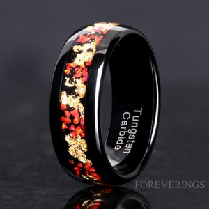 Bague en opale rouge et feuille d&#39;or, bague en tungstène noir, alliance homme femme, opale de feu rouge broyée, poli, dôme, coupe confortable, bague unique