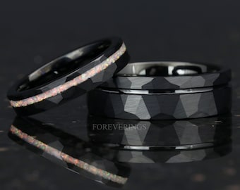 Conjunto de alianzas de boda de tungsteno negro para él y para ella, ópalo blanco de fuego triturado, anillos de 7 mm y 4 mm, conjunto de anillos para parejas, martillado, plano, cepillado, ajuste cómodo.