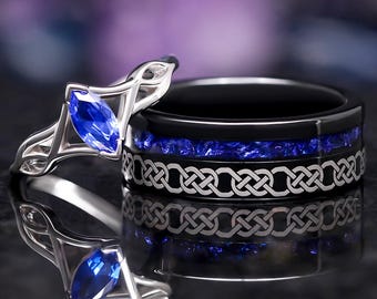 Puede incluir: Un par de anillos de boda con un diseño de nudo celta. El anillo de la mujer tiene una piedra de zafiro azul. El anillo del hombre es negro con una incrustación azul.