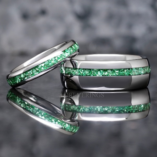 Emerald zijn en haar ring set, paren trouwring, zilveren wolfraam ring, 8mm & 4mm bijpassende bands, smaragdgroene glazen stenen, ringgravure
