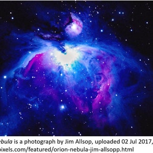 Puede incluir: Una nebulosa vibrante y colorida en el espacio, con tonos de azul, rosa y morado. La nebulosa est&aacute; llena de estrellas, creando una escena c&oacute;smica impresionante.